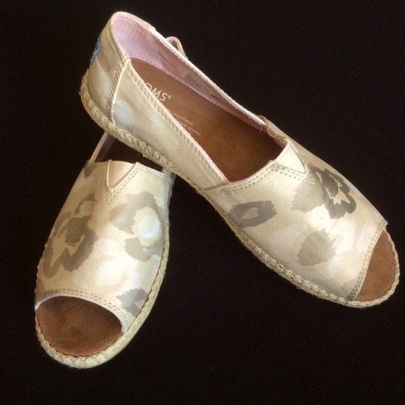 NWOB Toms Open Toe Camo Flats, Sz W8.5 - Picture 2 of 10